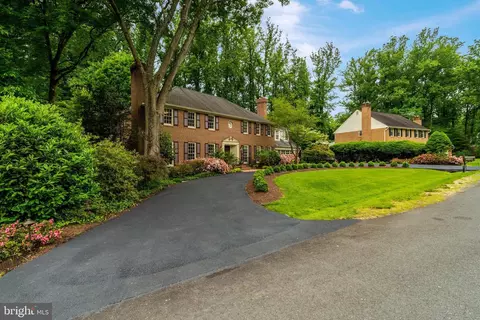 Exterior - 7719 Crossover Dr, Mclean, VA 22102 photo 2 of 23