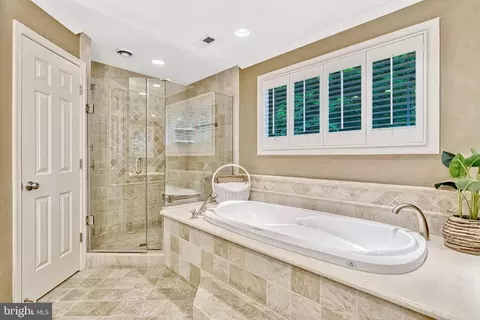 Bath - 7719 Crossover Dr, Mclean, VA 22102 photo 4 of 10