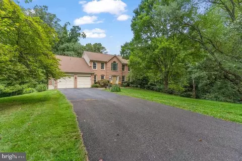 9828 Faust Dr, Vienna, VA 22182 photo 2