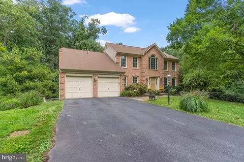 9828 Faust Dr, Vienna, VA 22182