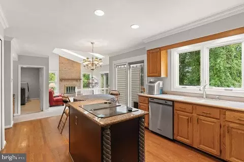 9828 Faust Dr, Vienna, VA 22182 photo 13