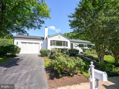 1001 Pruitt Ct SW, Vienna, VA 22180