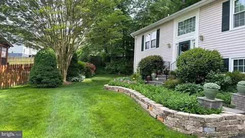 7794 Newington Woods Dr, Springfield, VA 22153