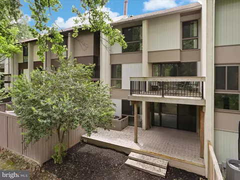 Exterior - 11620 Newbridge Ct, Reston, VA 20191 photo 11 of 12