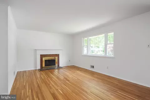 Living - 7717 Bellington Ct, Springfield, VA 22151 photo 4 of 9