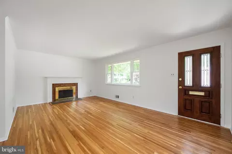 Living - 7717 Bellington Ct, Springfield, VA 22151 photo 3 of 9