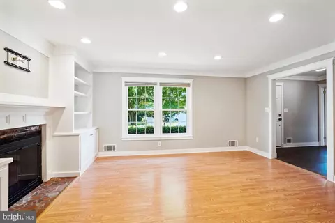8620 Willowmere Dr, Vienna, VA 22180 photo 11