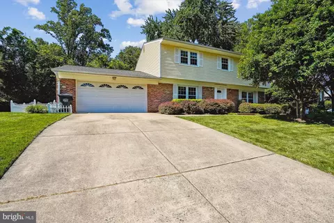 8620 Willowmere Dr, Vienna, VA 22180 photo 2