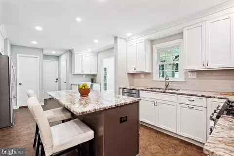 8620 Willowmere Dr, Vienna, VA 22180 photo 6
