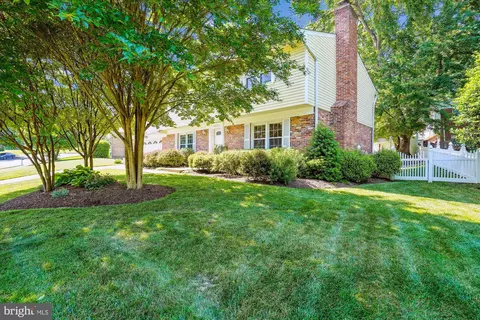8620 Willowmere Dr, Vienna, VA 22180 photo 4