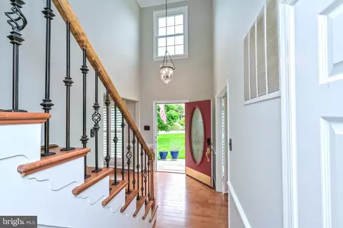 Entry Way - 13441 Broken Branch Ct, Chantilly, VA 20151 photo 2 of 5