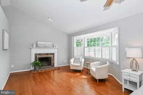 Living - 13441 Broken Branch Ct, Chantilly, VA 20151 photo 4 of 5