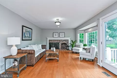 Living - 13441 Broken Branch Ct, Chantilly, VA 20151 photo 3 of 5