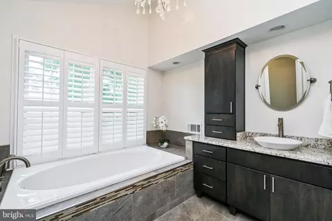 Bath - 13441 Broken Branch Ct, Chantilly, VA 20151 photo 2 of 8