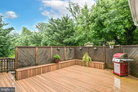Exterior - 9447 Brenner Ct, Vienna, VA 22180 photo 4 of 8