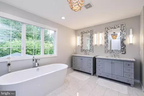 Bath - 9447 Brenner Ct, Vienna, VA 22180 photo 2 of 5