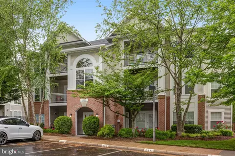 1516 N Point Dr #201, Reston, VA 20194