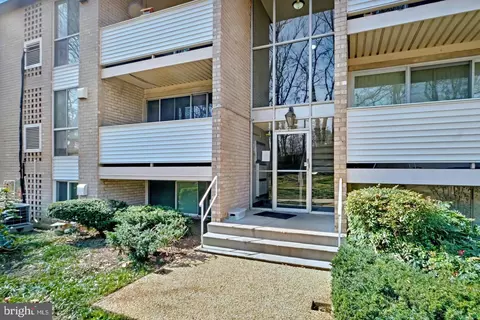 5606 Bloomfield Dr #202, Alexandria, VA 22312