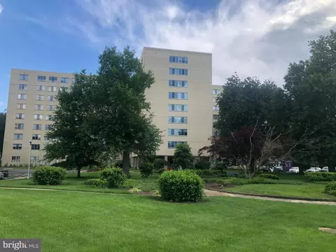 6631 Wakefield Dr #906, Alexandria, VA 22307