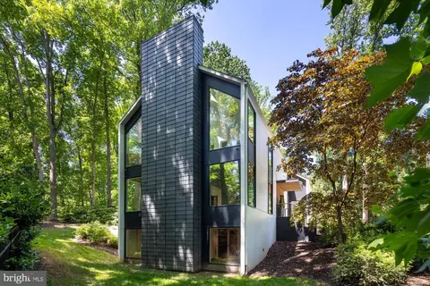 Exterior - 1124 Dominion Ct, Mclean, VA 22102 photo 2 of 11