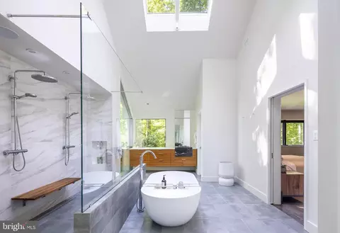 Bath - 1124 Dominion Ct, Mclean, VA 22102 photo 2 of 5