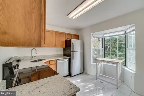 2364 Hunters Square Ct, Reston, VA 20191 photo 3