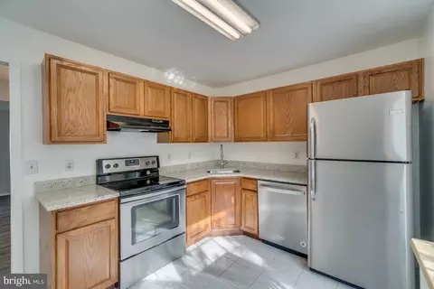 2364 Hunters Square Ct, Reston, VA 20191 photo 2