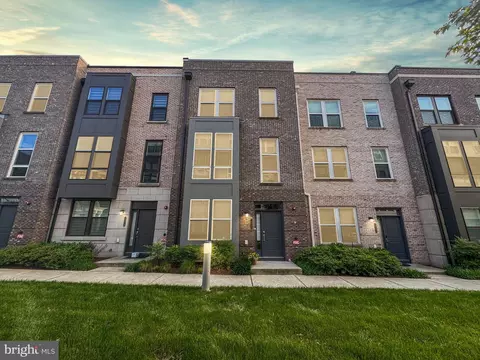 13380 Sherwood Park Ln, Herndon, VA 20171