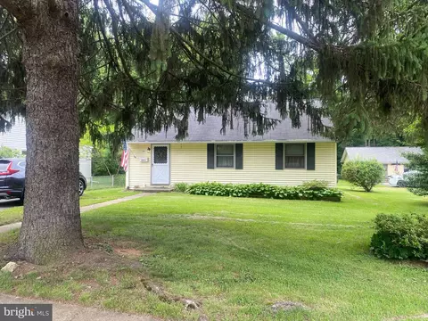 2011 Pimmit Dr, Falls Church, VA 22043