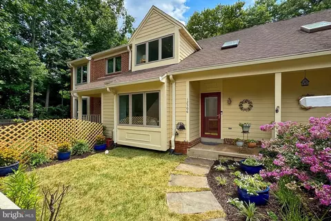 12506 N Lake Ct, Fairfax, VA 22033