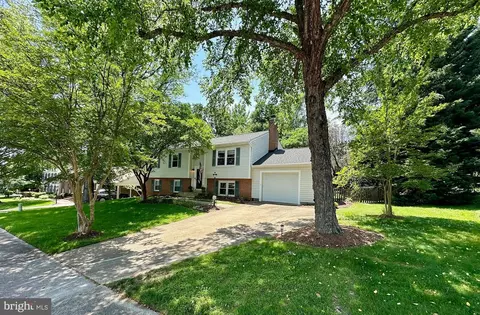 6900 Stonebridge Ct, Alexandria, VA 22306