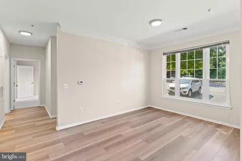 Living - 1550 Spring Gate Dr #8109, Mclean, VA 22102 photo 3 of 9