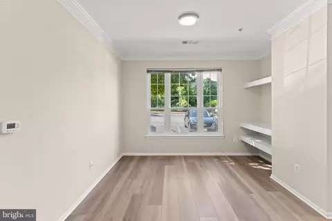 Living - 1550 Spring Gate Dr #8109, Mclean, VA 22102 photo 2 of 9