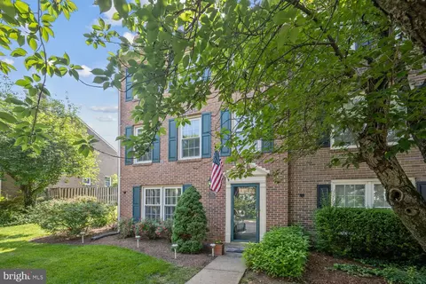 8218 Doctor Craik Ct, Alexandria, VA 22306