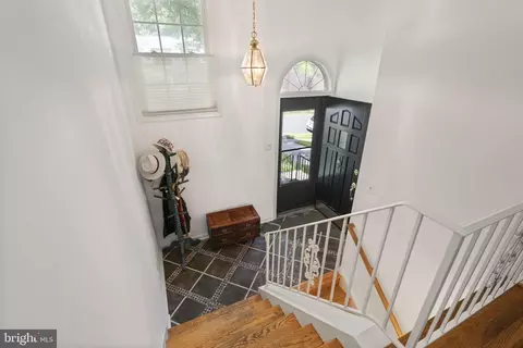 8009 Springfield Village Dr, Springfield, VA 22152 photo 5