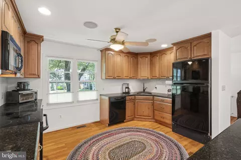 8009 Springfield Village Dr, Springfield, VA 22152 photo 12
