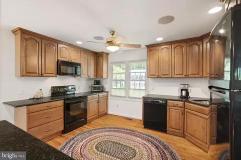 8009 Springfield Village Dr, Springfield, VA 22152 photo 13
