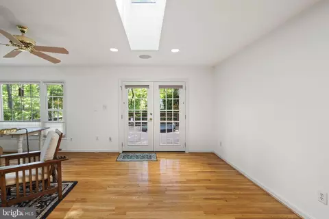 8009 Springfield Village Dr, Springfield, VA 22152 photo 10