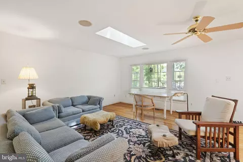 8009 Springfield Village Dr, Springfield, VA 22152 photo 7