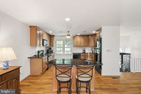 8009 Springfield Village Dr, Springfield, VA 22152 photo 11