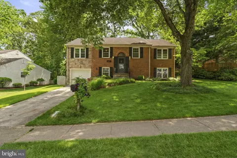 8009 Springfield Village Dr, Springfield, VA 22152 photo 2