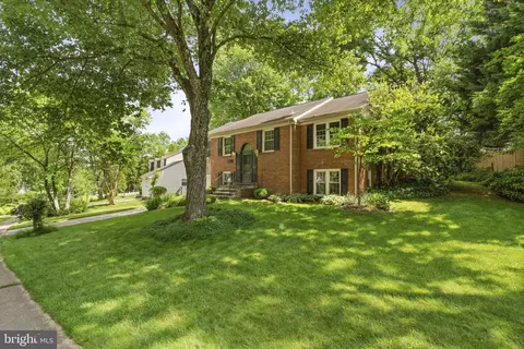 8009 Springfield Village Dr, Springfield, VA 22152 photo 4