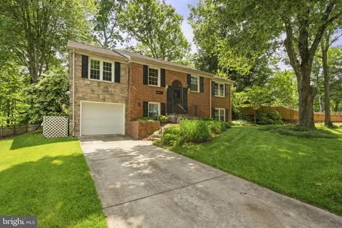 8009 Springfield Village Dr, Springfield, VA 22152 photo 3