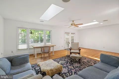 8009 Springfield Village Dr, Springfield, VA 22152 photo 6