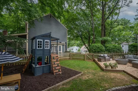 Exterior - 11670 Stockbridge Ln, Reston, VA 20194 photo 14 of 15