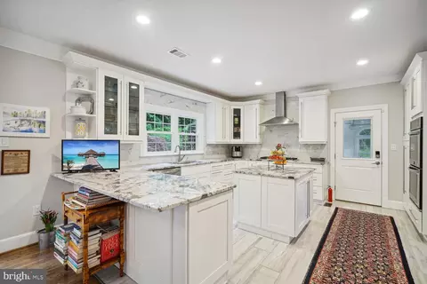 8007 Algarve St, Mclean, VA 22102 photo 9