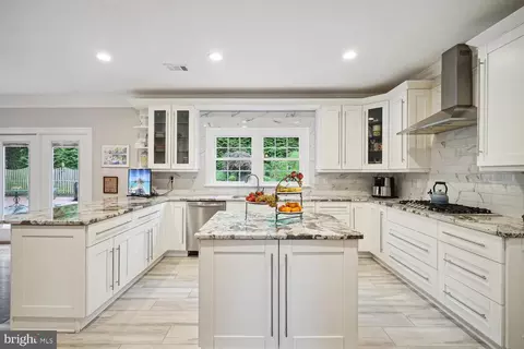 8007 Algarve St, Mclean, VA 22102 photo 10