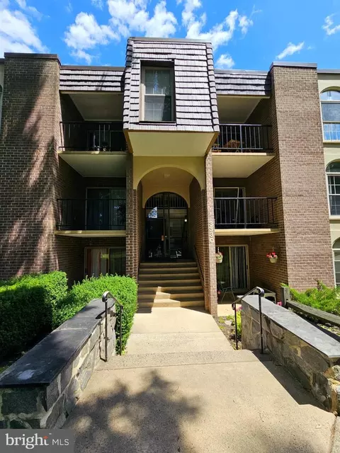 3330 Woodburn Village Dr #33, Annandale, VA 22003