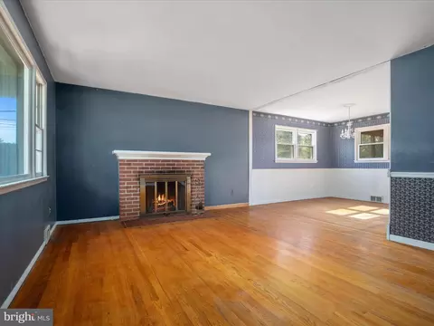 Living - 7517 Inzer St, Springfield, VA 22151 photo 3 of 3