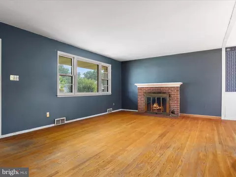 Living - 7517 Inzer St, Springfield, VA 22151 photo 1 of 3